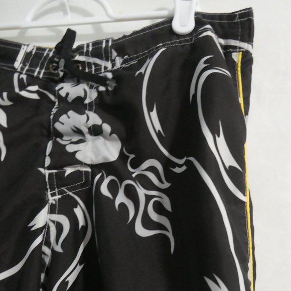 OLD NAVY | size 18 | Graphic Swim Shorts | Mesh Lining | Skulls and Flames - Picture 5 of 14